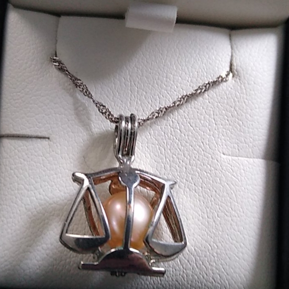 Genuine freshwater pearl Libra pendant - Picture 3 of 3